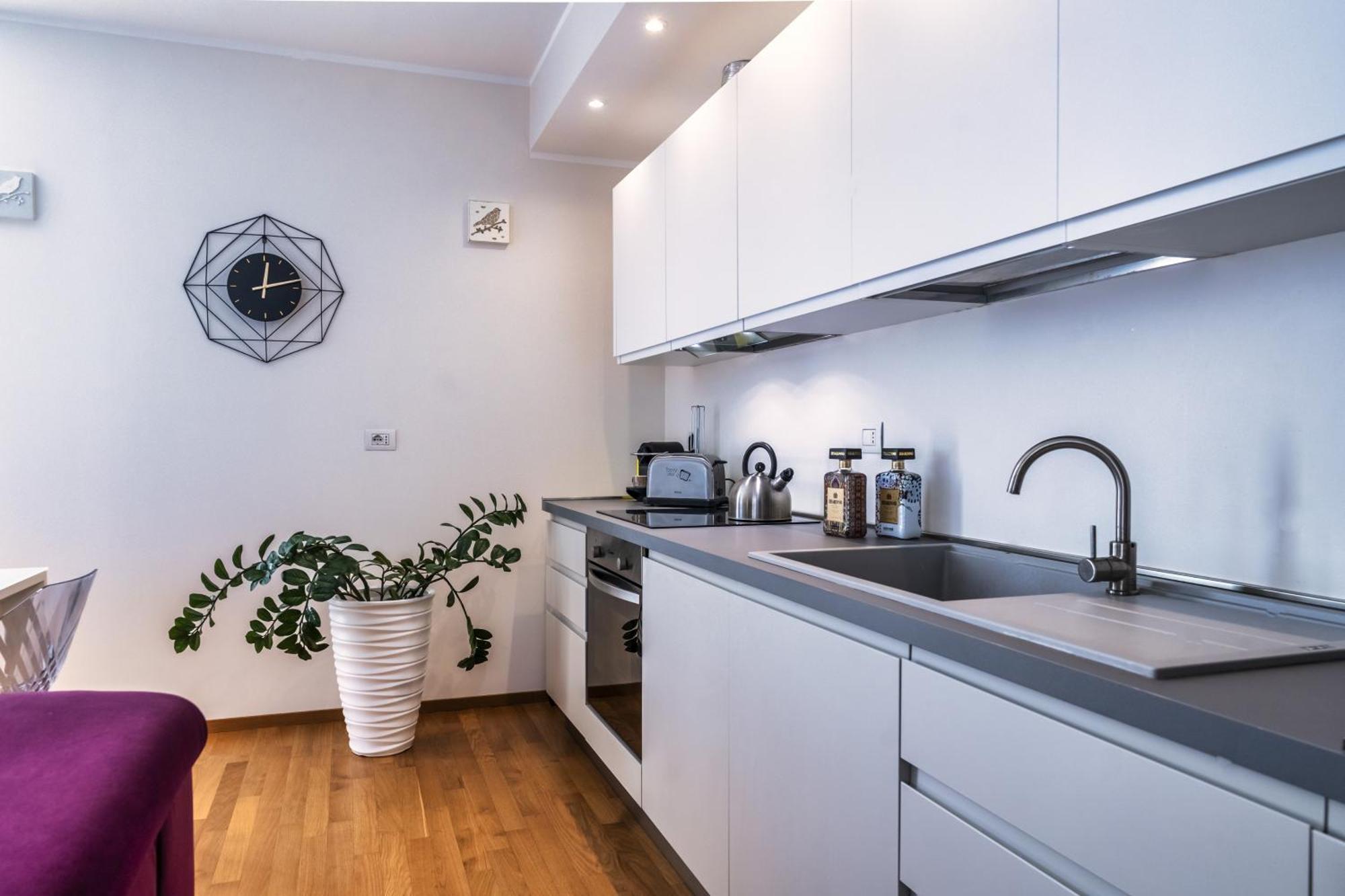 5 Min Walk From Subway Elegant & Modern Apartment Mailand